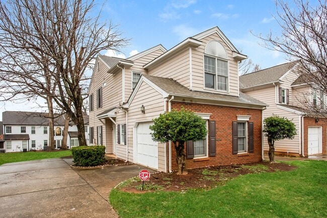 Building Photo - Charlotte -  3 bedroom 2.5 bath Townhome - Davis Lake Community