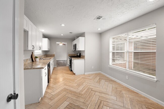 Building Photo - 1202 Manorglen Dr