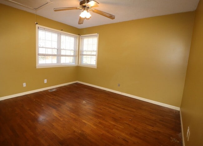 Building Photo - 3 Bedroom home close to local amenities