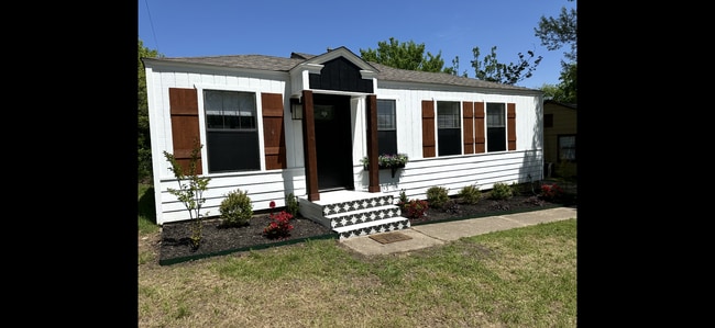 Primary Photo - Beautiful River Oaks home 3 bed 1 bath Cov...