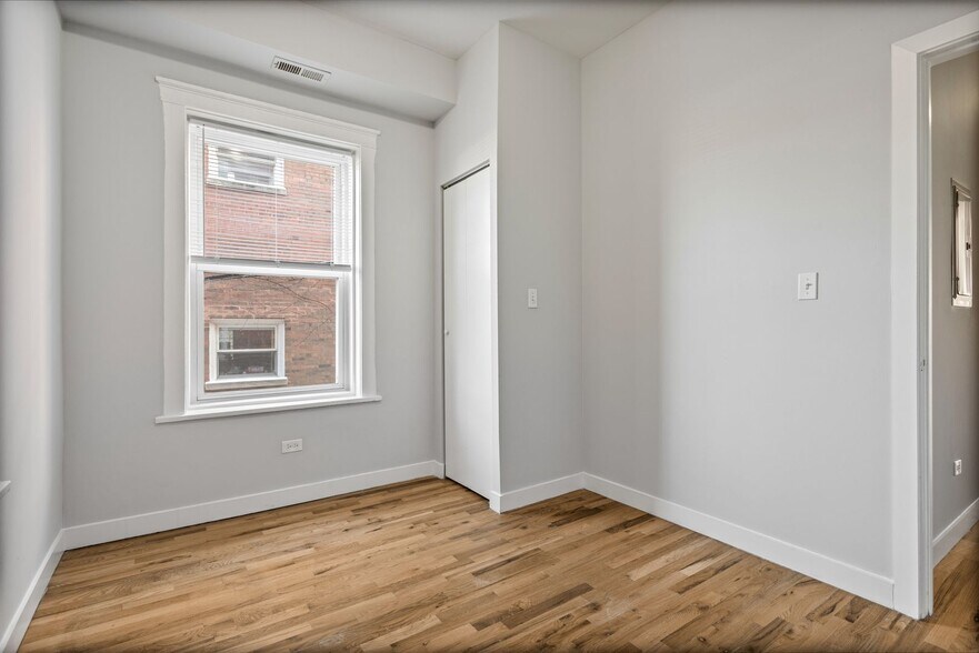 Building Photo - 7451 N Greenview Ave