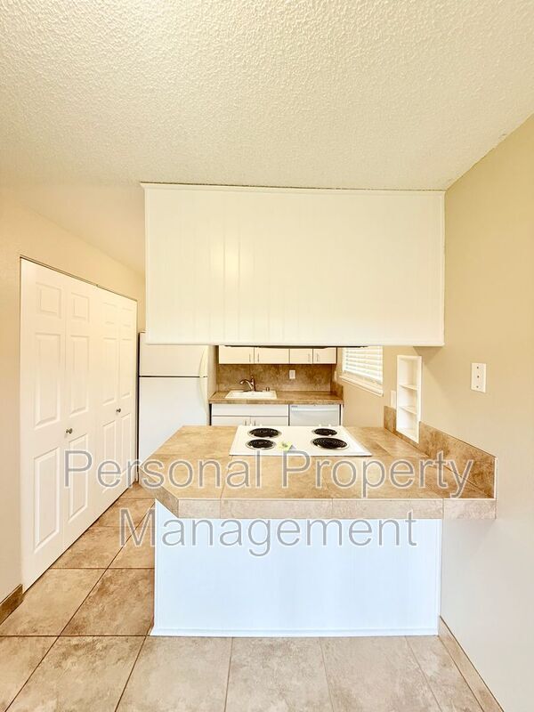 Building Photo - 906 Z St