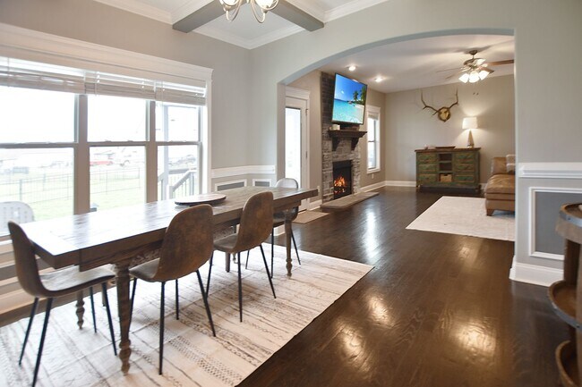 Building Photo - Pet Friendly Five Bedroom!