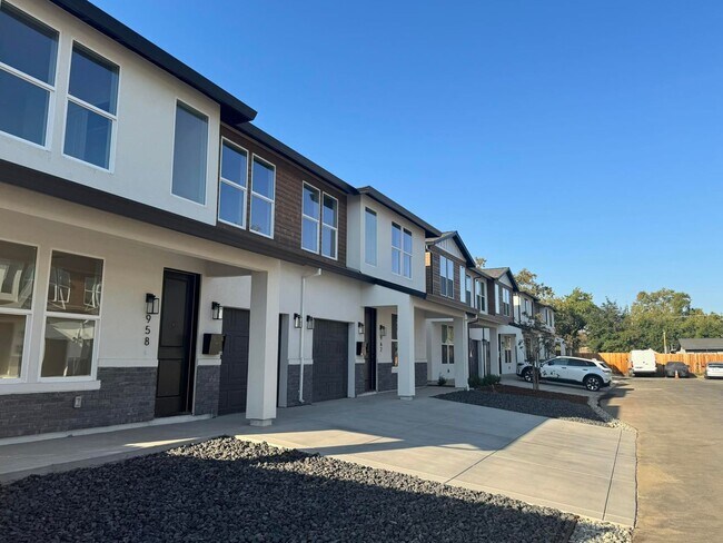 Building Photo - 967 Olive Br Pl