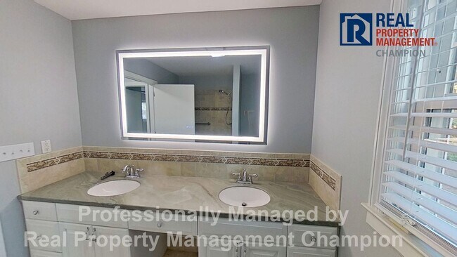 Building Photo - Updated 3 BD/2BA Home on Spacious Corner Lot