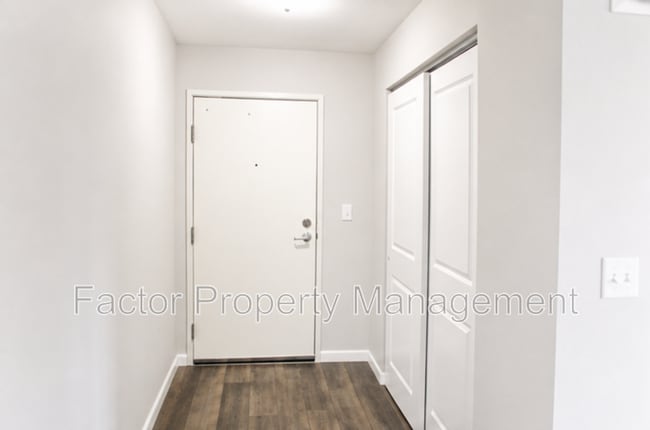 Building Photo - 561 S Elk St