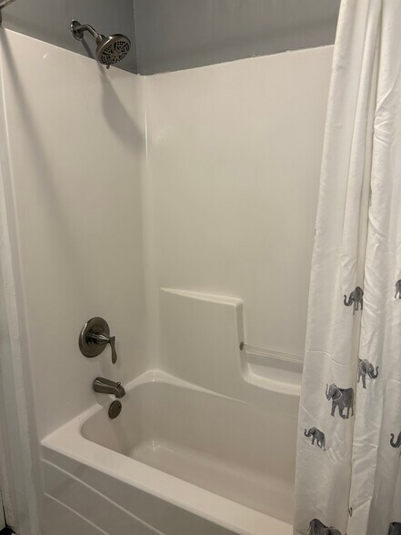 Shower/tub - 302 W Illinois St