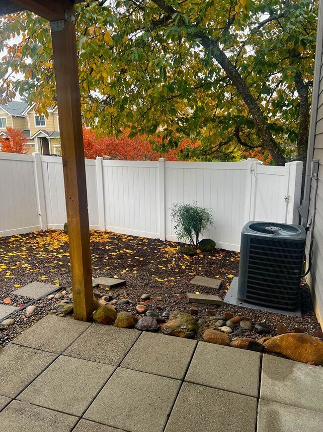 Building Photo - Beautiful West Linn Home in a Quiet, Desirable Neighborhood