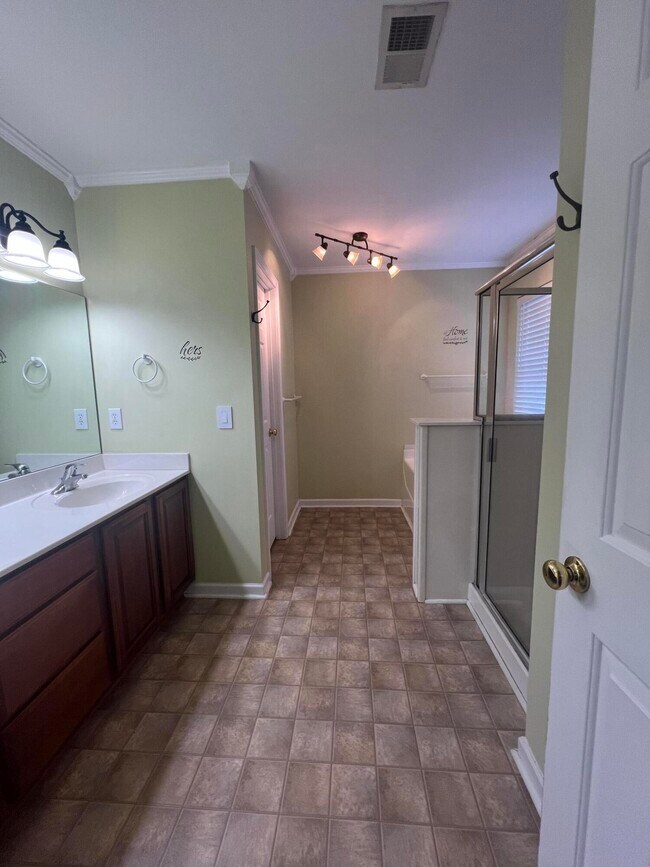 Building Photo - 565 Batty Way