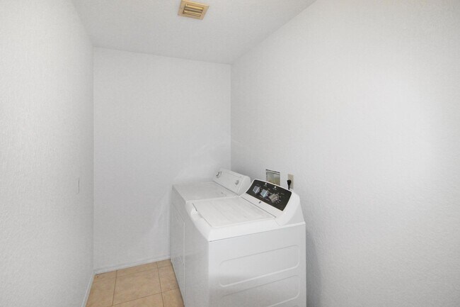 Building Photo - 832 Golf Dr