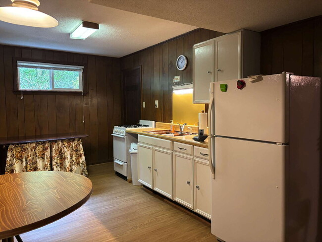 Building Photo - 905 Hardimont Rd