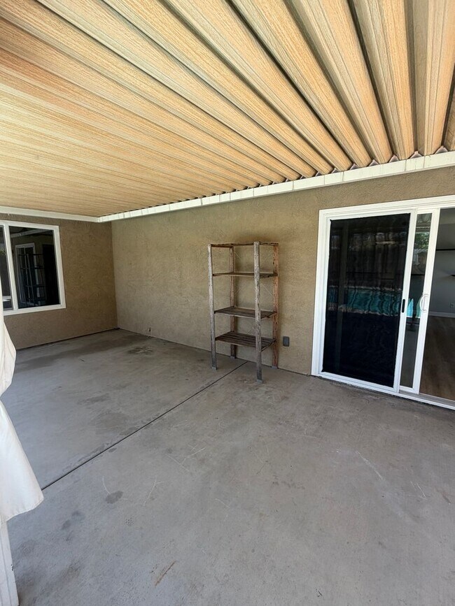 Building Photo - Stunning 4 bedroom, 2 bathroom with a Pool and Solar