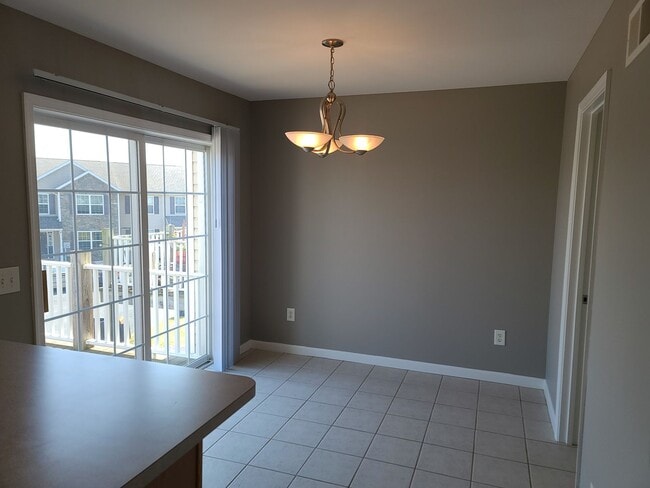 Building Photo - 3 Bedroom 2 1/2 bath end unit Townhome for...