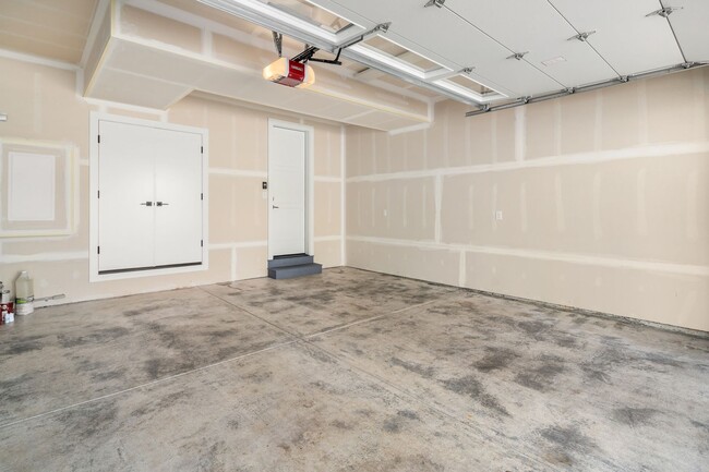 Building Photo - Luxury Haven