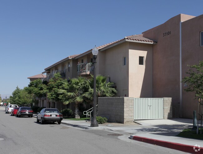 Building Photo - Tierra Del Sol