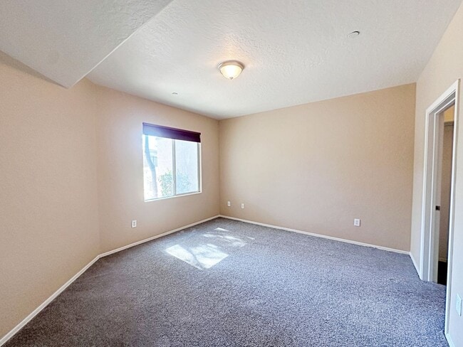 Building Photo - 1 WEEK FREE RENT! 1 BEDROOM DOWNSTAIRS CONDO IN GATED COMMUNITY 1 CAR GARAGE