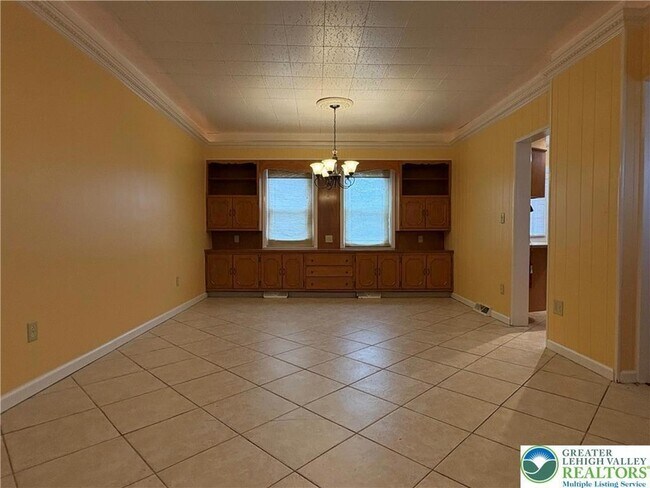 Building Photo - 754 E Washington Ave