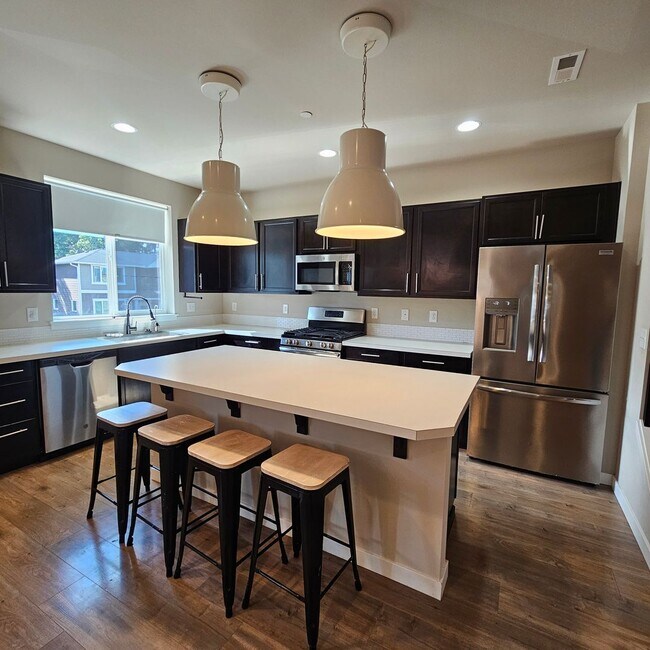 Building Photo - 2444 Seringa Ave