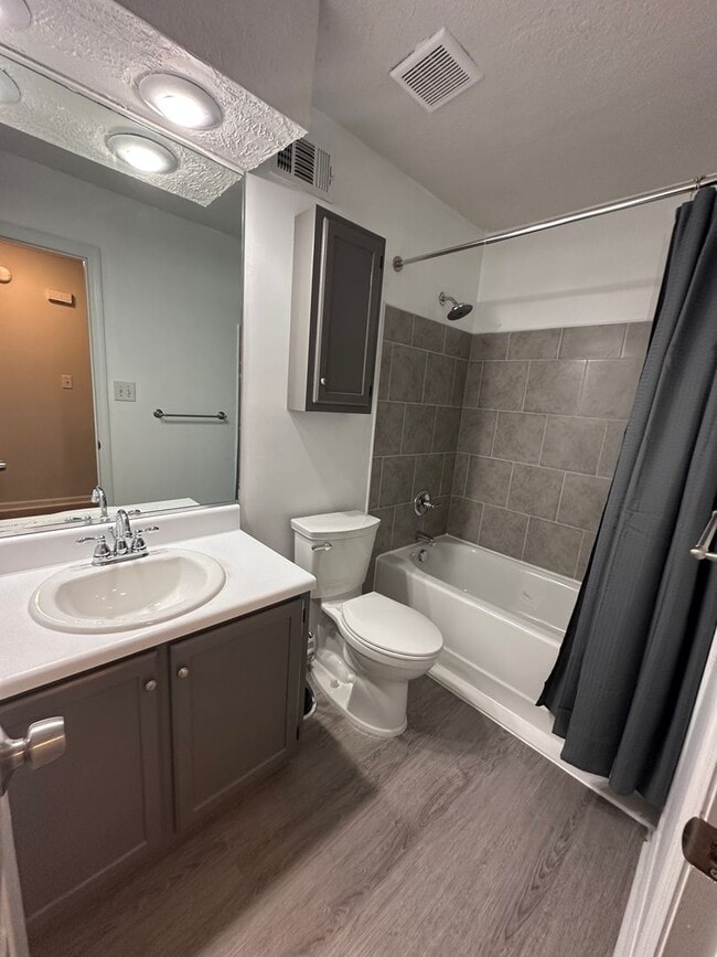 Building Photo - Remodeled 2 bedroom 1.5 bathroom townhome ...
