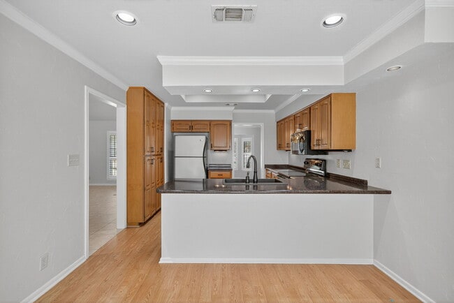 Building Photo - 2318 Park Cir