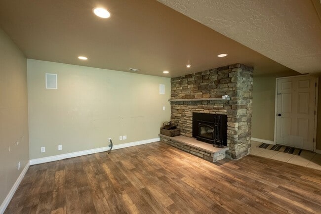 Building Photo - Large corner lot home in desirable Woodland Heights.