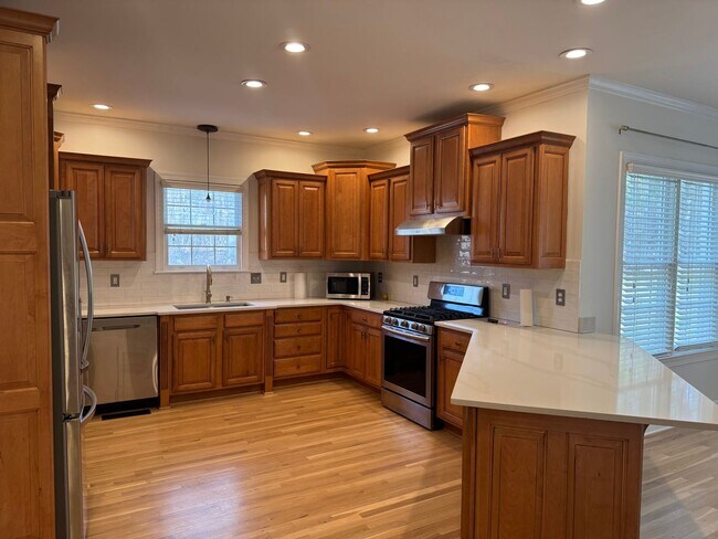 Building Photo - Stunning 5BR Executive Style Home in Brentwood