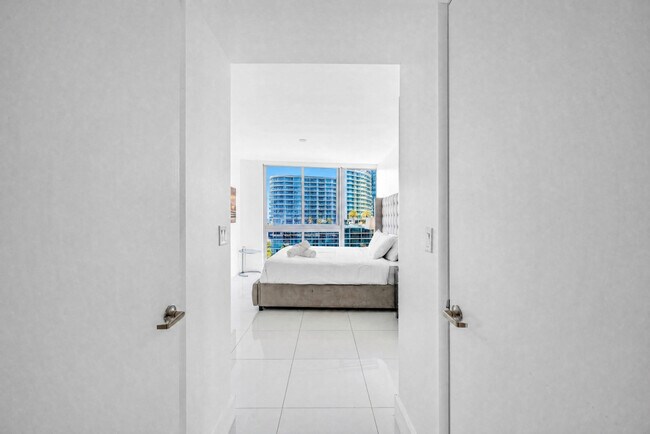 Building Photo - 485 Brickell Ave
