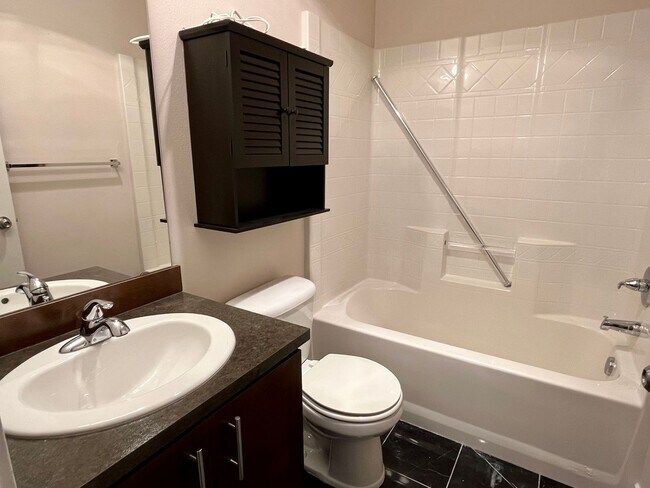 Building Photo - Beautiful Lynnwood 2-Bed Townhome with Tan...