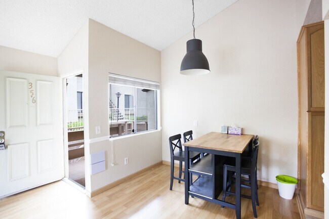 Building Photo - Furnished Condo in Desirable Community in ...