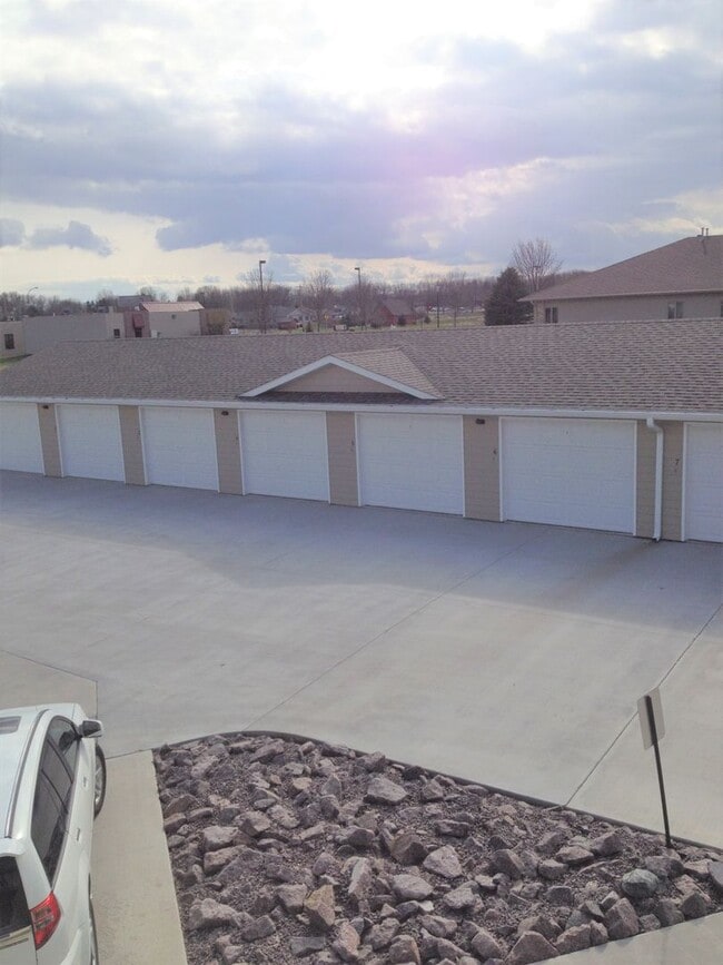 Building Photo - Lower 2 Bedroom /1 Bath Apartment! Appliances Included!