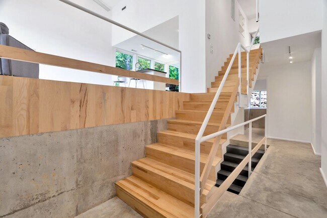Building Photo - 1124 Heath Dr