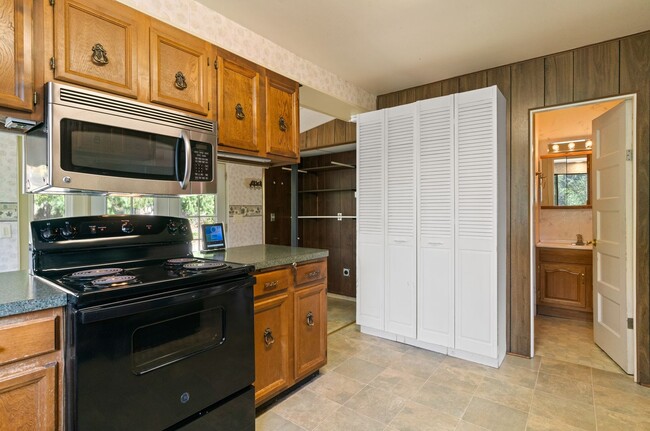 Building Photo - 3 Bedroom 1 Bath