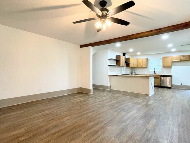 Building Photo - 210 Crescent Dr
