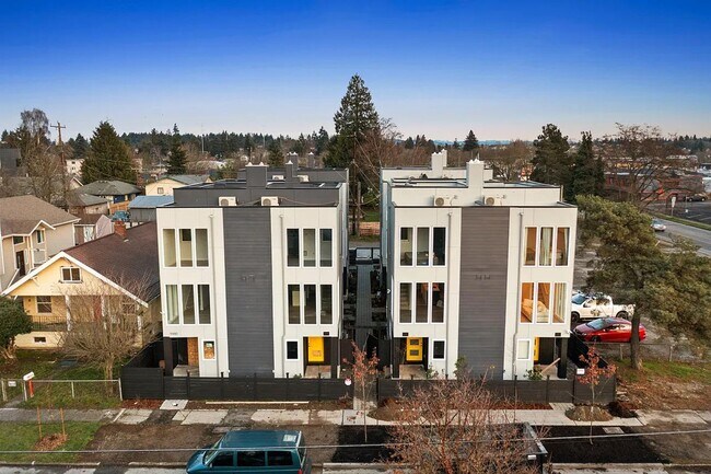 Building Photo - 3 Bed 2 Bathroom White Center Townhouse