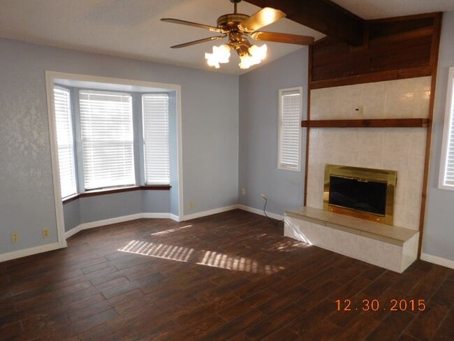 Building Photo - 2215 Phyllis Dr