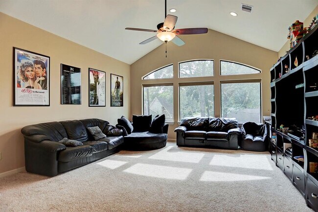 Building Photo - 1611 Lynnview Dr