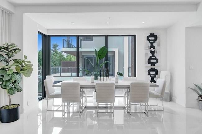 Building Photo - 3040 N Ocean Blvd