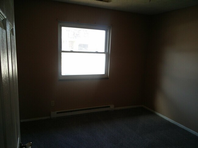 Building Photo - Great 3 bedroom, 1.5 bath home with one car attached garage in Decatur Township