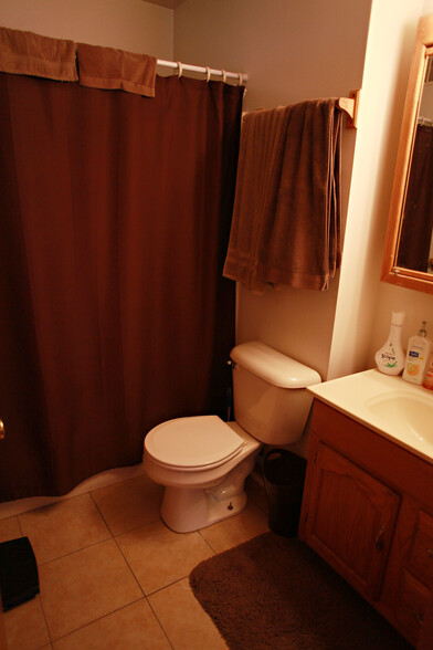 upper level bathroom - 222 N Kendall Ave