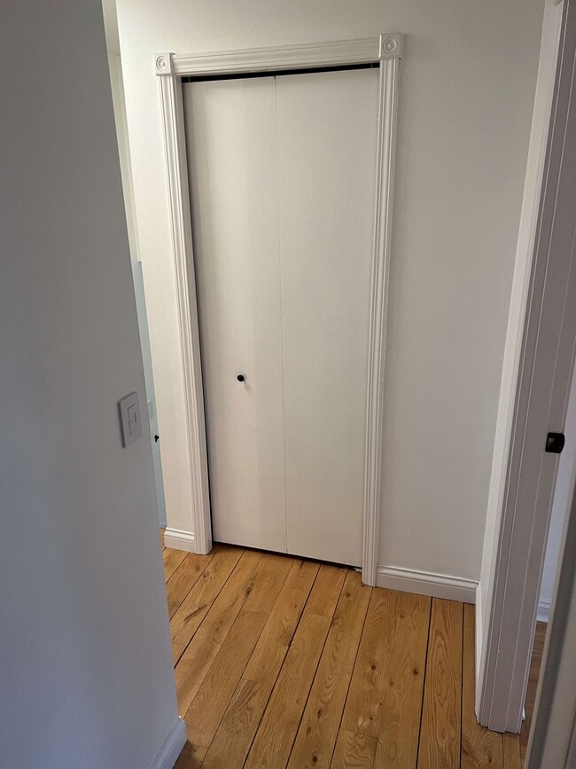 Building Photo - 10571 Center Rd