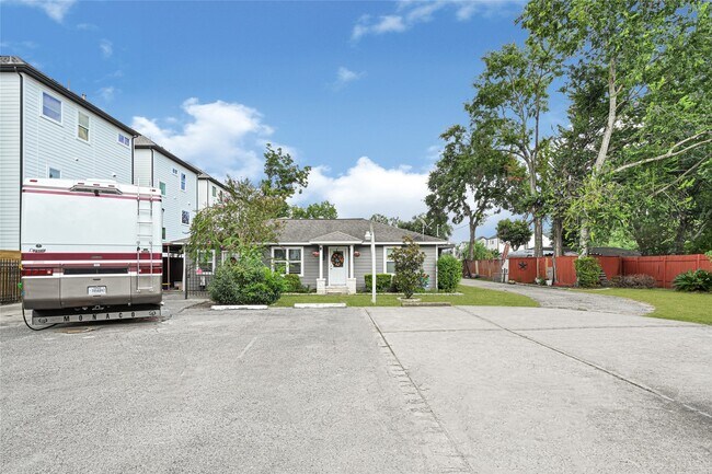 Primary Photo - 2302 Hoskins Dr