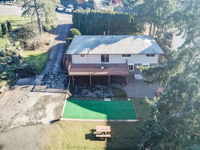 Building Photo - Beautiful 6 Bedroom Home in West Linn's Sunset Neighborhood with Huge Daylight Basement, Large Pr...