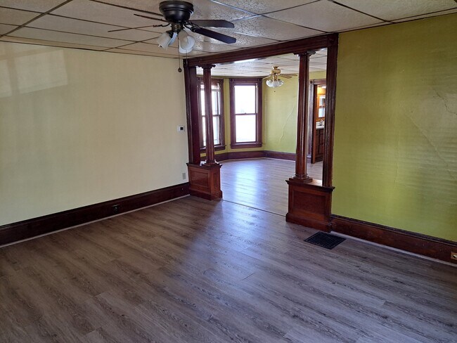 Building Photo - 619 E Parkway Ave