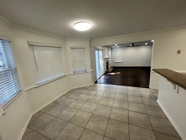Building Photo - 800 Stardale Cir
