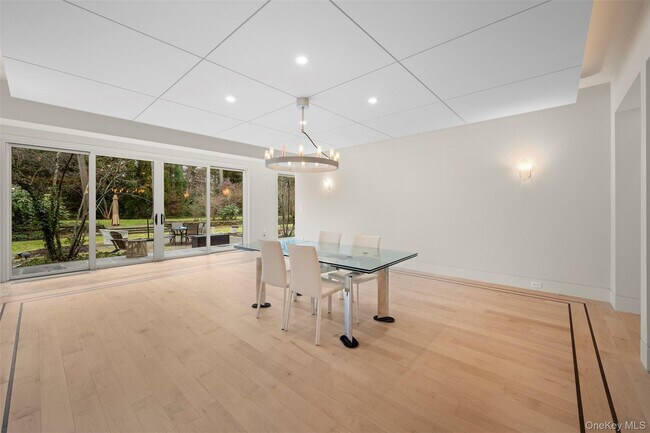 Building Photo - 121 Piping Rock Rd