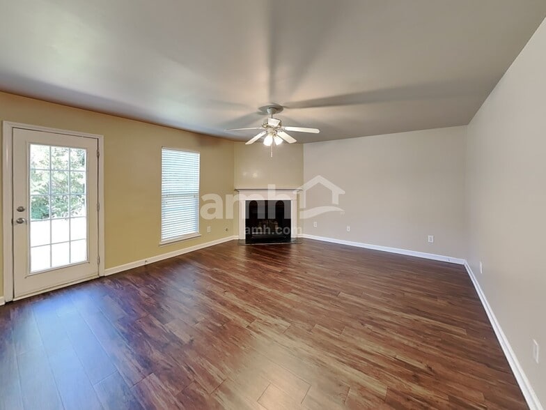 Building Photo - 1038 Vanguard Dr