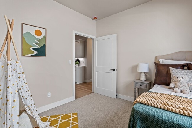 Building Photo - West Valley Luxury Townhome