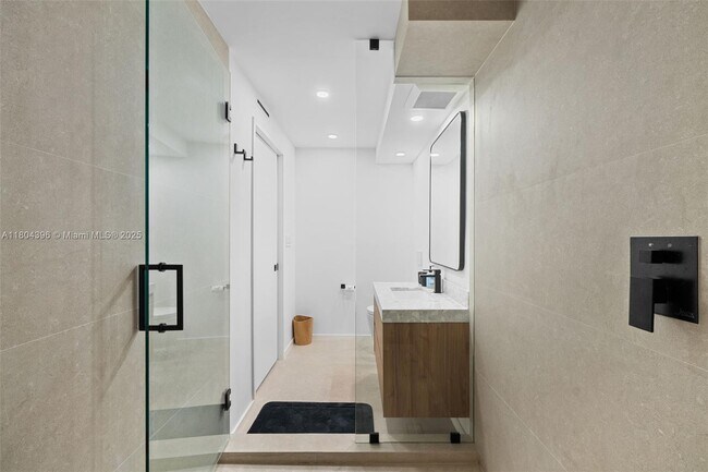 Building Photo - 2655 Collins Ave