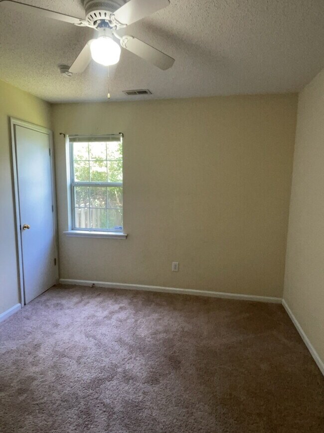 Building Photo - Charming 3 Bedroom 2 Bath Home 628 S. Hampton Dr.