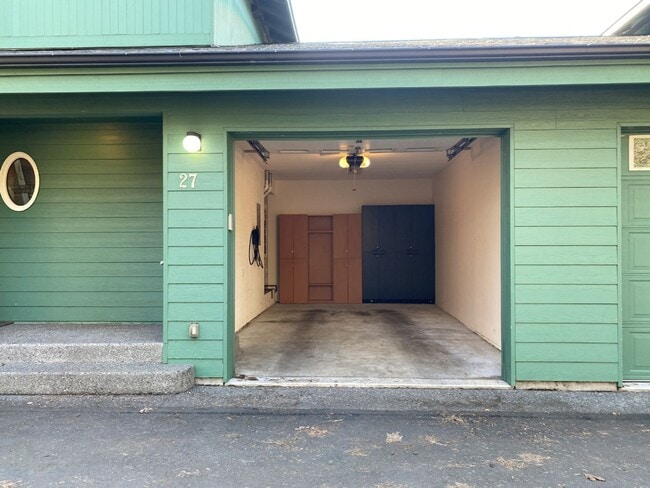 Building Photo - Townhouse On Private Drive In White Salmon, WA